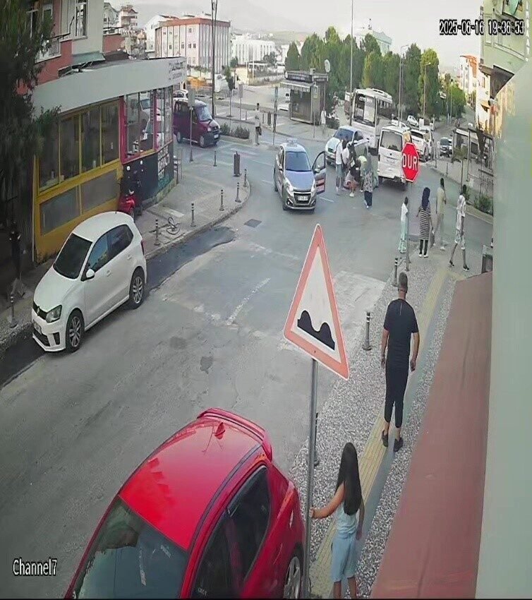 Önüne çıkan araca çarpmamak için motosikletini devirdi: 1 yaralı