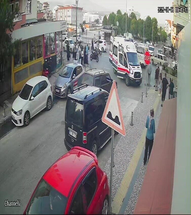 Önüne çıkan araca çarpmamak için motosikletini devirdi: 1 yaralı