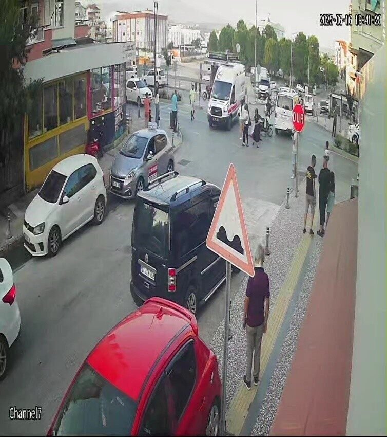 Önüne çıkan araca çarpmamak için motosikletini devirdi: 1 yaralı