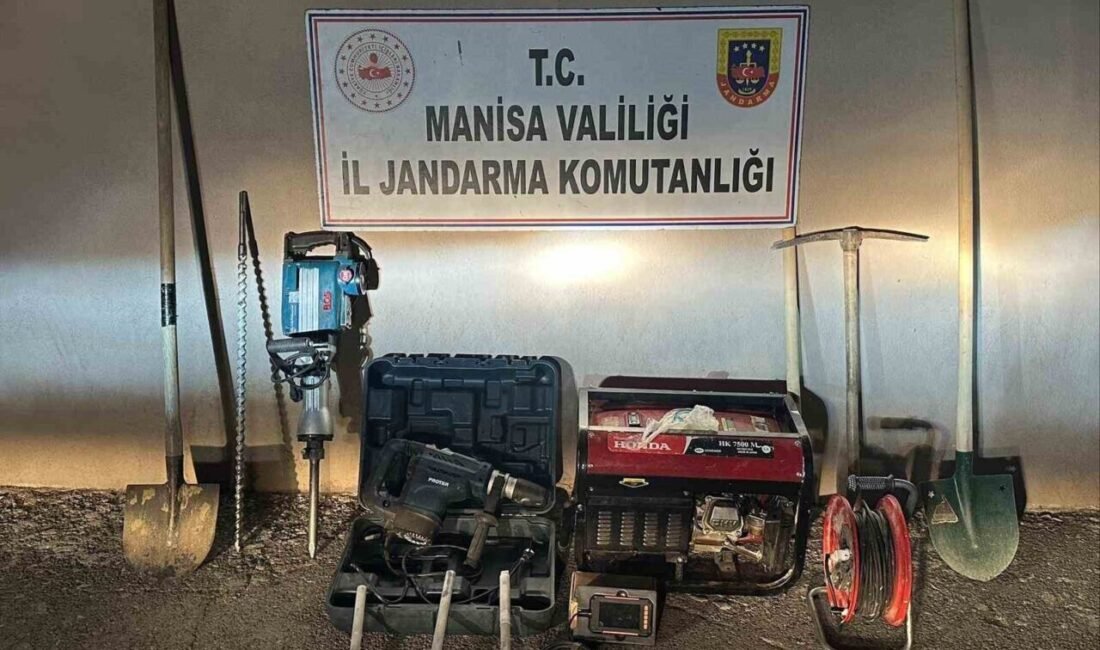 Manisa’nın Akhisar ilçesinde ormanlık alanda kaçak kazı yapan 3 şahıs