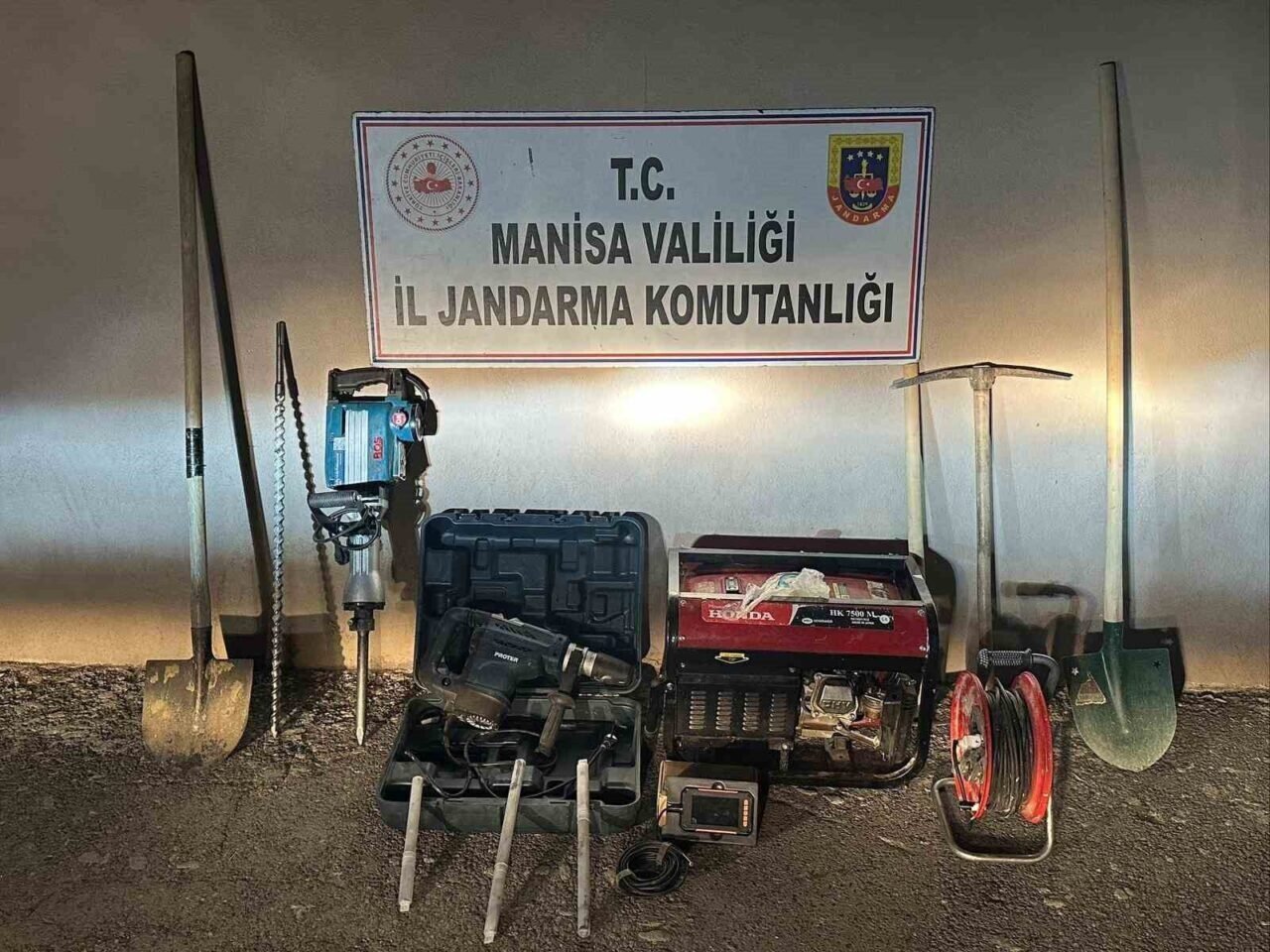 Ormanlık alanda kaçak kazıya suçüstü Ormanlık alanda kaçak kazıya suçüstü