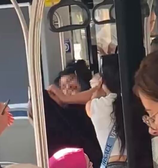 Otobüste tesettürlü kadına hakaret: Arbede yaşandı