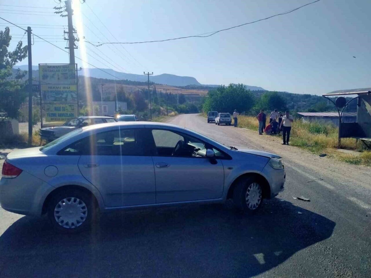 Otomobil ile çarpışan motosiklet sürücüsü tarlaya uçtu