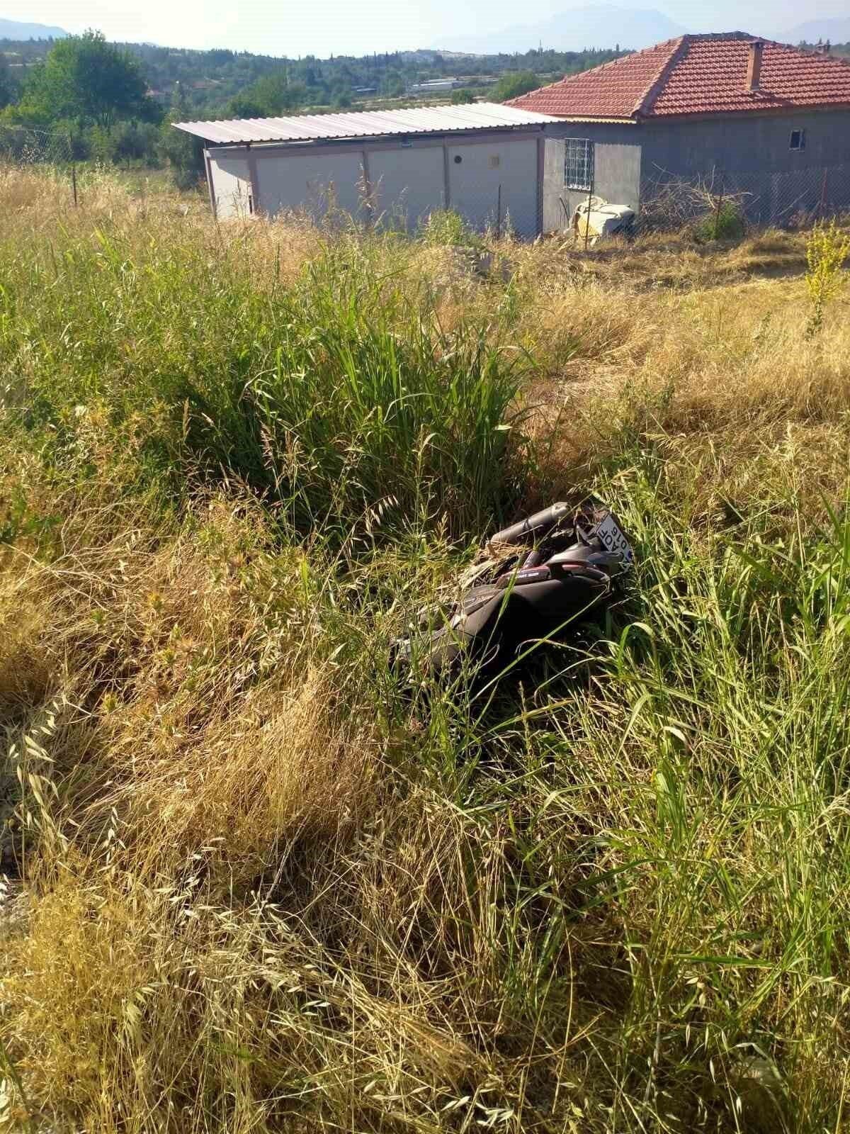 Otomobil ile çarpışan motosiklet sürücüsü tarlaya uçtu