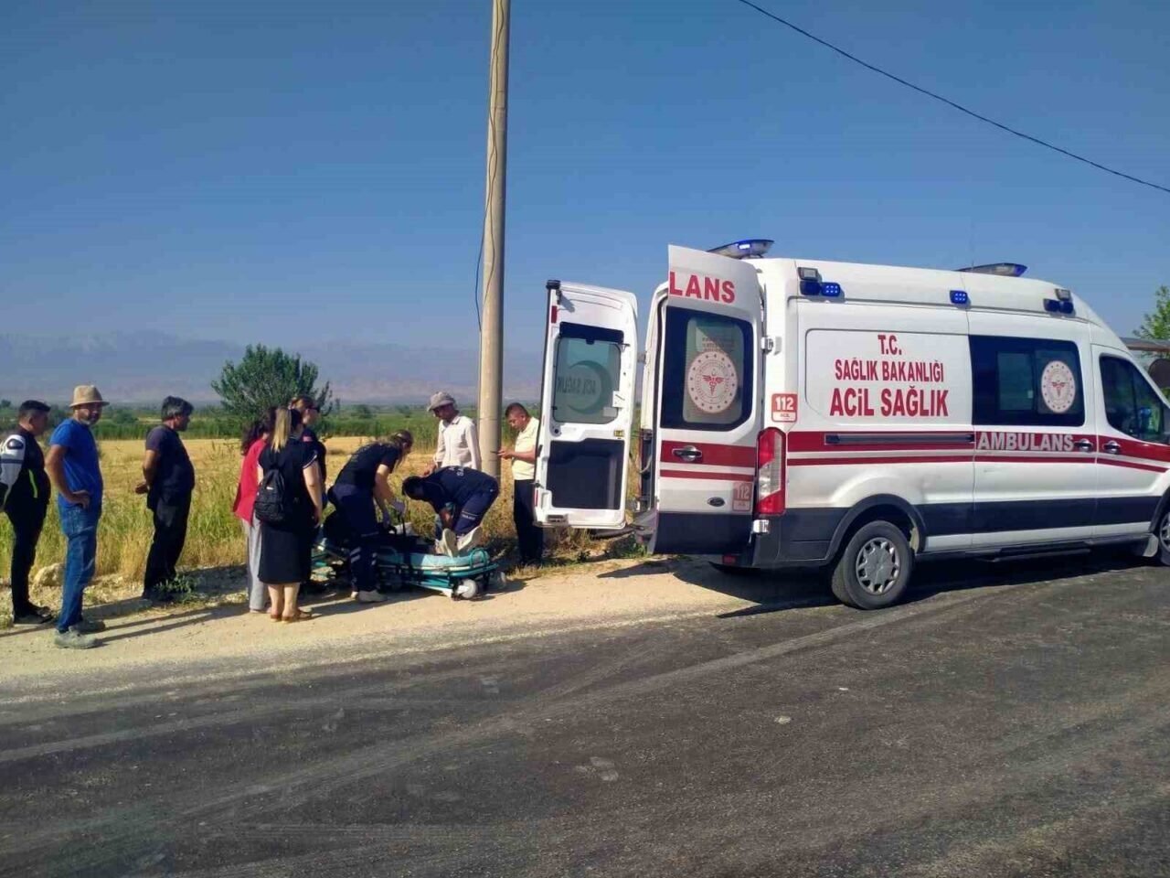 Otomobil ile çarpışan motosiklet sürücüsü tarlaya uçtu