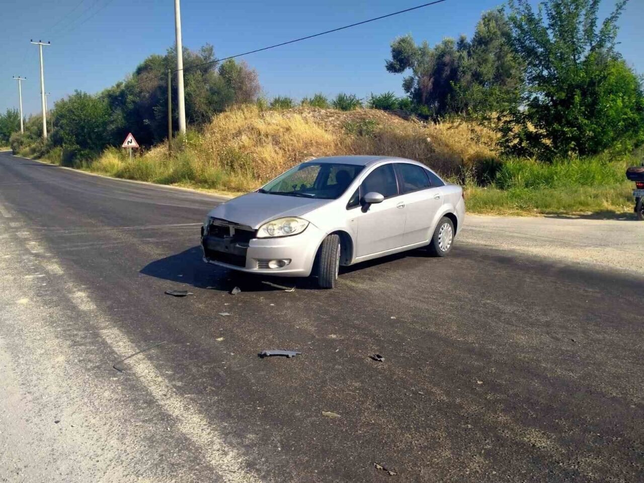 Otomobil ile çarpışan motosiklet sürücüsü tarlaya uçtu