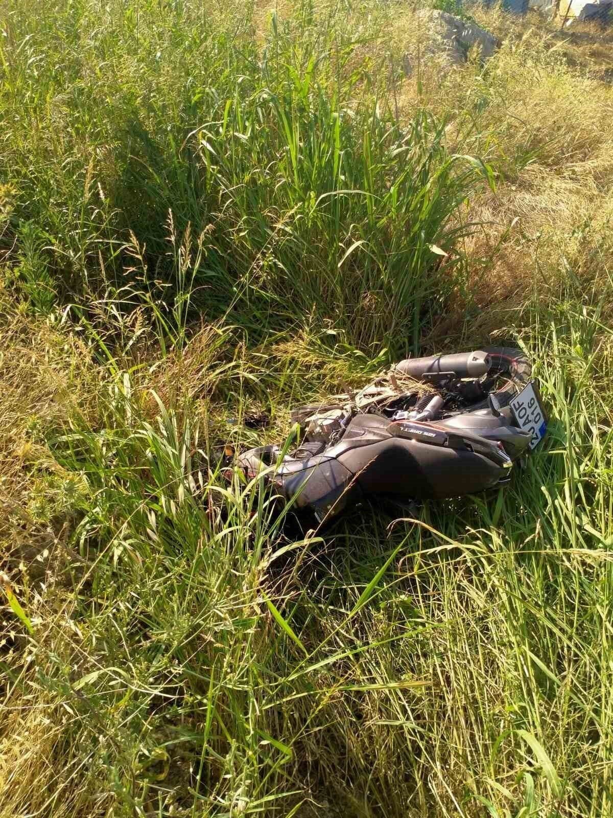 Otomobil ile çarpışan motosiklet sürücüsü tarlaya uçtu