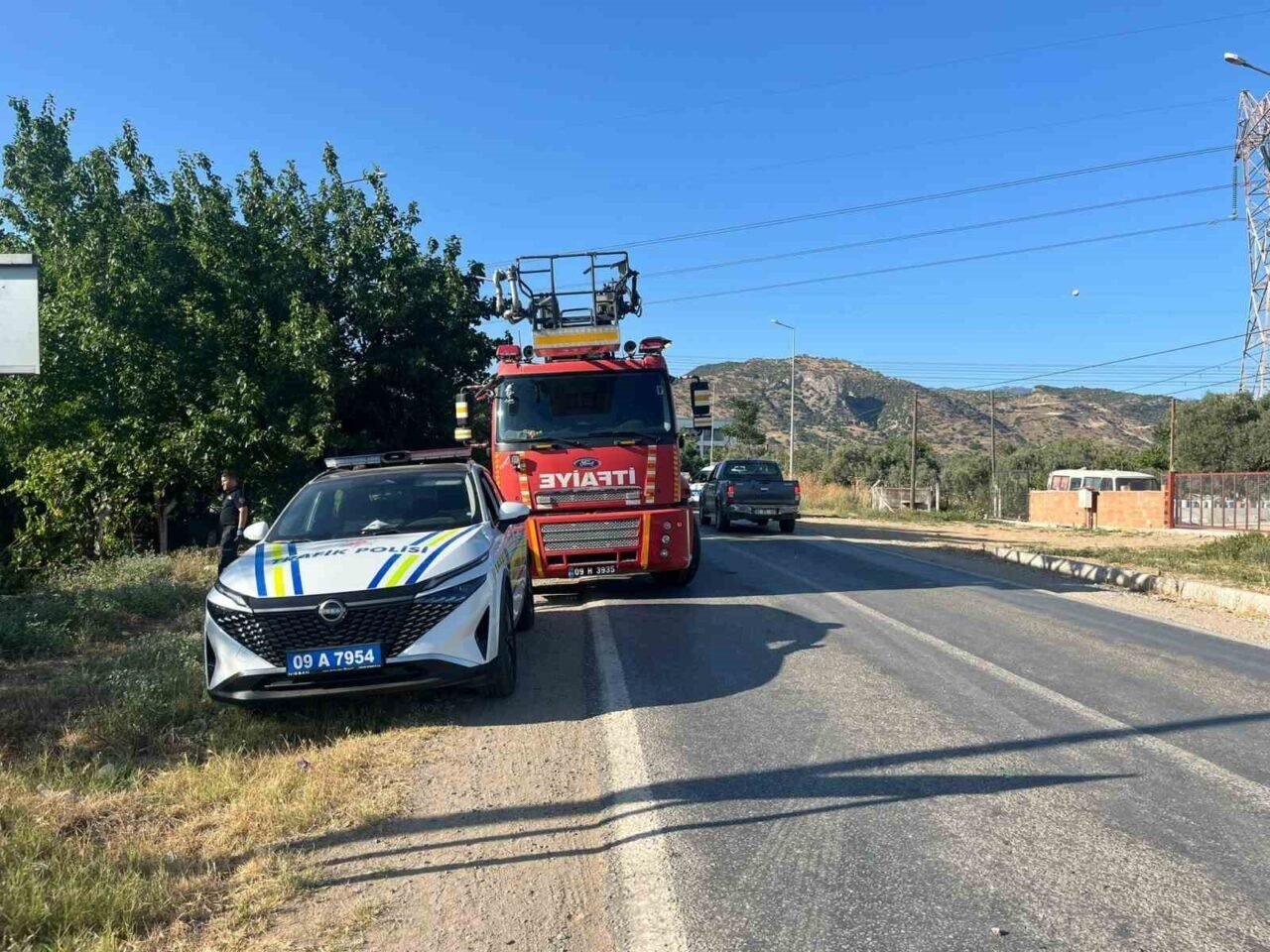 Otomobil yol kenarındaki tarlaya girip yan yattı: 4 yaralı