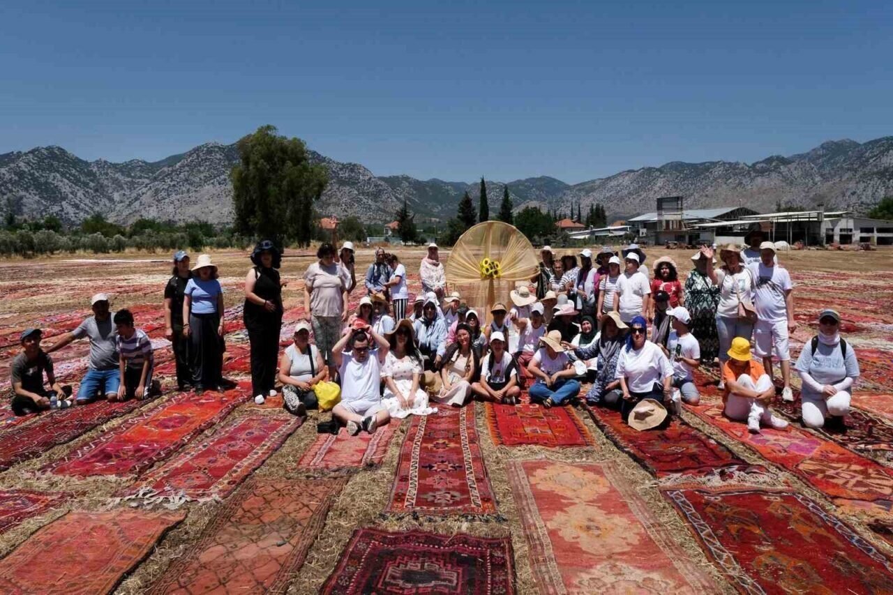 Özel gereksinimli çocuklar, kilim tarlalarını gezdi Özel gereksinimli çocuklar, kilim tarlalarını gezdi