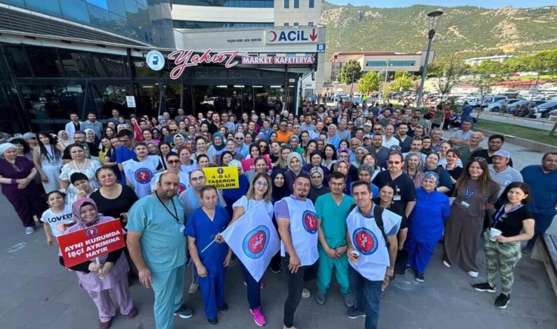 Denizli Pamukkale Üniversitesi (PAÜ) Hastanesinde görevli bir grup sağlık çalışanı,