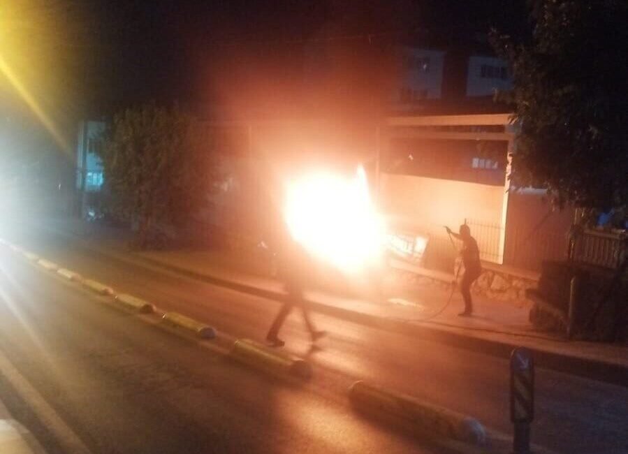 Aydın’ın Efeler ilçesinde kaldırım üzerindeki otomobil alevlere teslim olarak kullanılmaz