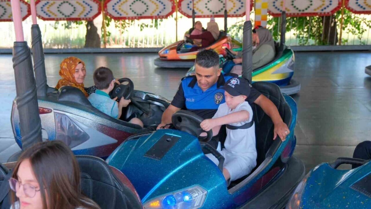 Polis özel çocuklarla birlikte lunaparkta eğlenceli bir gün yaşadı