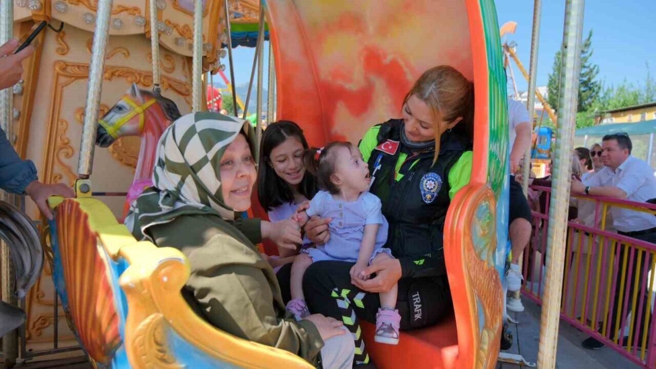 Polis özel çocuklarla birlikte lunaparkta eğlenceli bir gün yaşadı