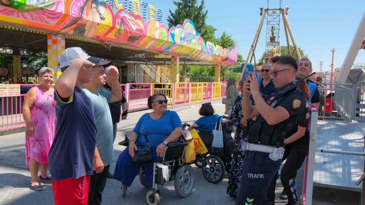 Polis özel çocuklarla birlikte lunaparkta eğlenceli bir gün yaşadı