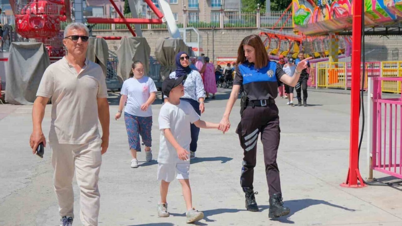 Polis özel çocuklarla birlikte lunaparkta eğlenceli bir gün yaşadı