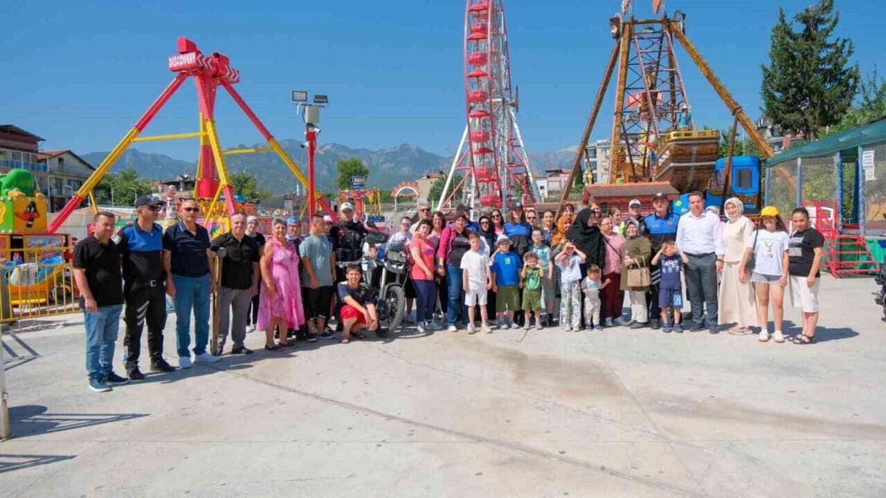 Polis özel çocuklarla birlikte lunaparkta eğlenceli bir gün yaşadı