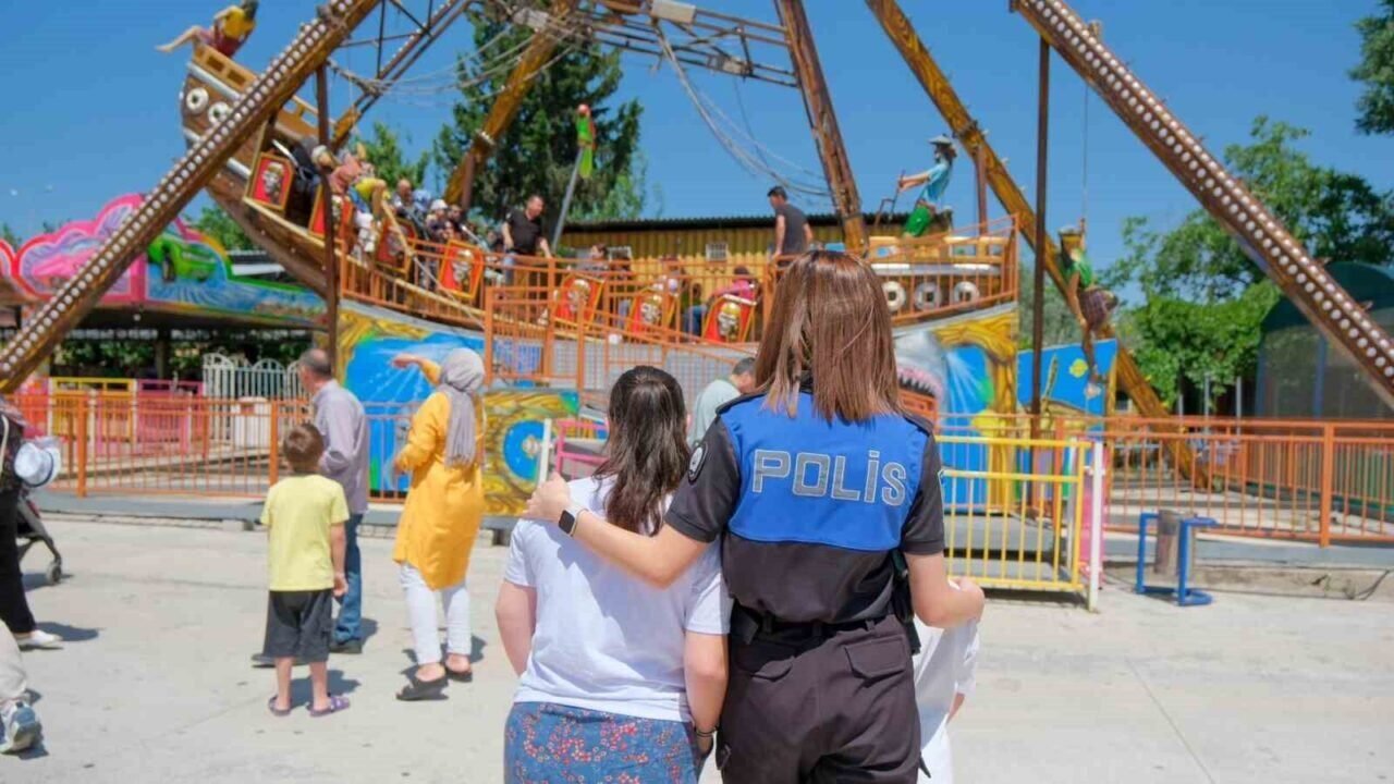 Polis özel çocuklarla birlikte lunaparkta eğlenceli bir gün yaşadı