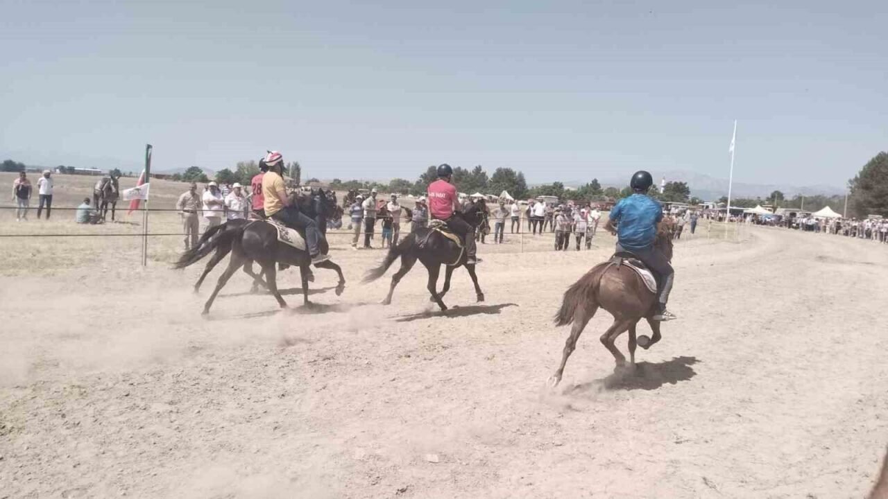 Rahvan atlar Baklan Ovası’nda tozu dumana kattı