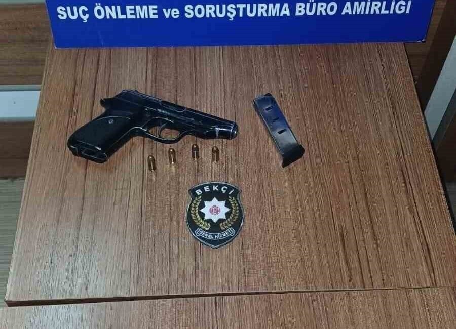 Ruhsatsız ses tabancasıyla yakalanan şahsa para cezası Manisa’nın Kula ilçesinde, gece saatlerinde emniyet ekipleri tarafından yapılan devriye