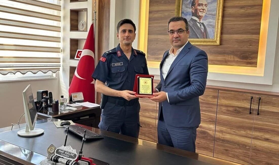 Sarıgöl İlçe Jandarma Komutanı’na plaketle veda Manisa’nın Sarıgöl ilçesinde başarılı görevler yürüten İlçe Jandarma Komutanı Üsteğmen