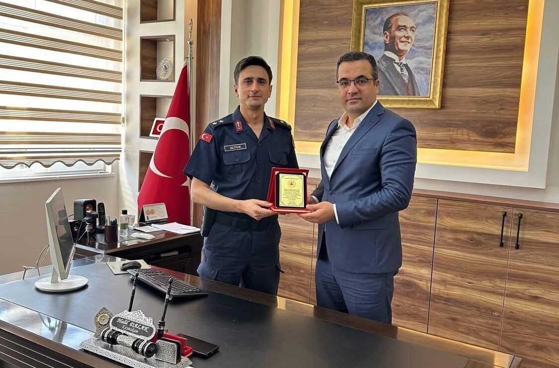 Sarıgöl İlçe Jandarma Komutanı’na plaketle veda Sarıgöl İlçe Jandarma Komutanı’na plaketle veda