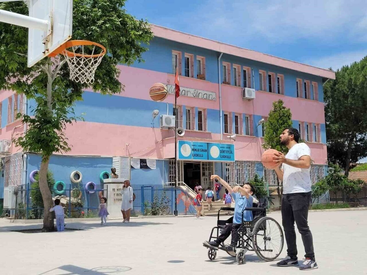 Sarıgöl’de 40 yıllık eğitim yuvasına görkemli veda