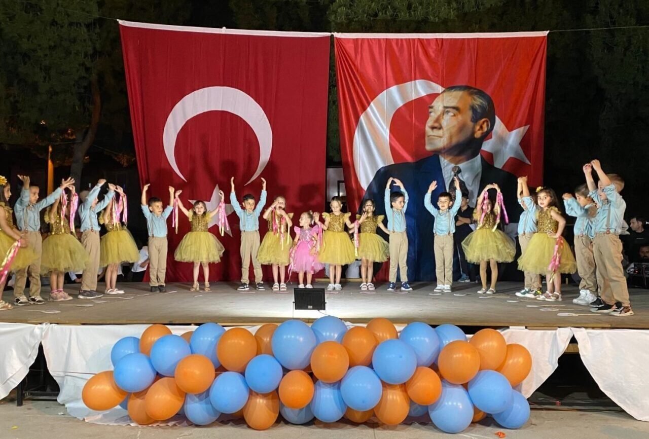Sarıgöl’de 40 yıllık eğitim yuvasına görkemli veda Sarıgöl’de 40 yıllık eğitim yuvasına görkemli veda