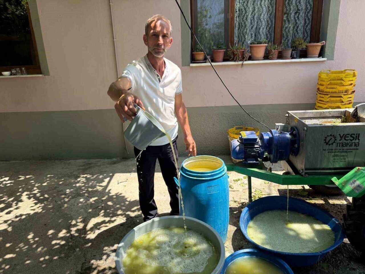 Sarıgöl’de bağlarda kesilen koruklar ekonomiye kazandırılıyor