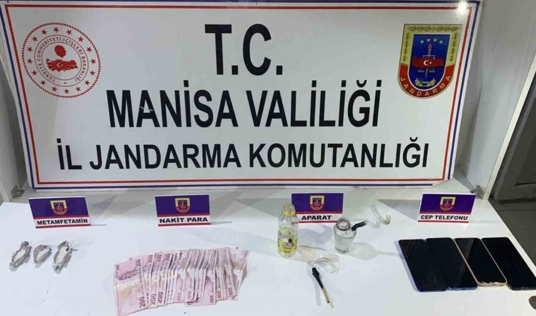 Sarıgöl’de jandarmadan uyuşturucu operasyonu: 3 gözaltı, 2 tutuklama Manisa’nın Sarıgöl ilçesinde jandarma ekiplerince düzenlenen uyuşturucu operasyonunda 3 şüpheli
