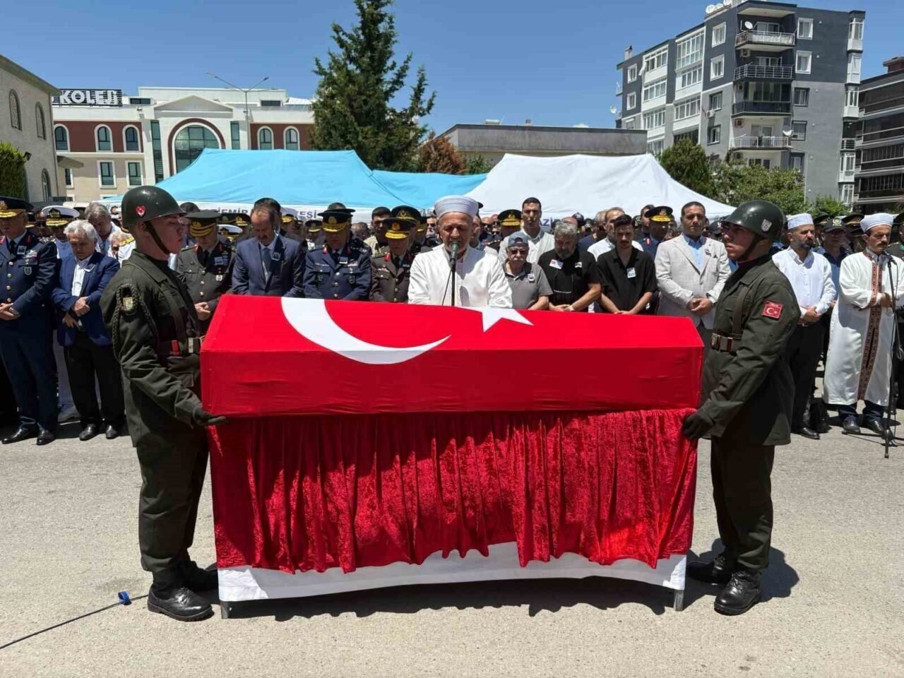 Şehit albay İzmir’de son yolculuğuna uğurlandı Şehit albay İzmir’de son yolculuğuna uğurlandı