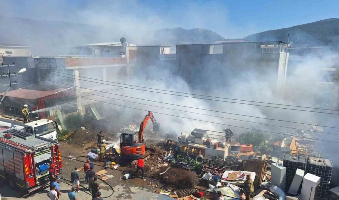 İzmir Selçuk’ta, Sanayi Sitesi’ndeki bir hurda deposunda çıkan yangın kontrol