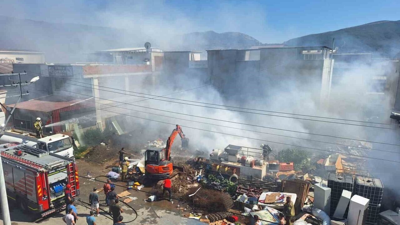 Selçuk’taki hurda deposunda çıkan yangın kontrol altına alındı Selçuk’taki hurda deposunda çıkan yangın kontrol altına alındı
