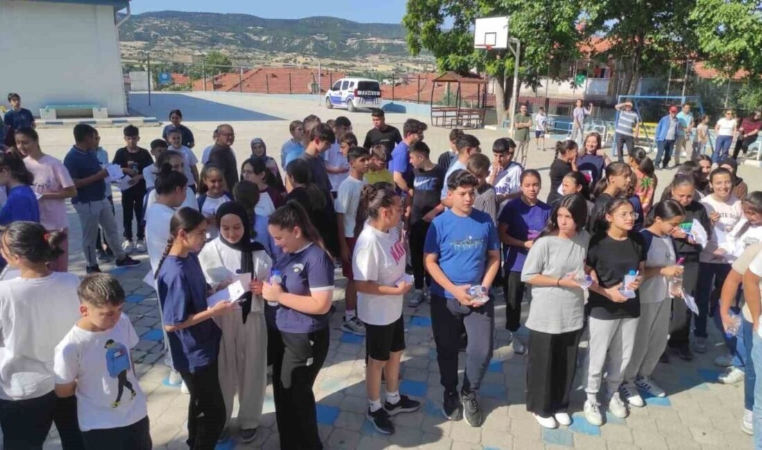 Manisa’nın Selendi ilçesinde 8. sınıf öğrencileri 9 salonda LGS sınavında
