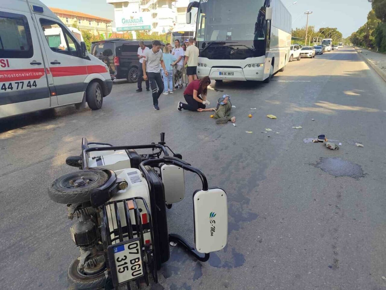 Serik’te otobüs ile elektrikli motosiklet çarpıştı: 2 yaralı Serik’te otobüs ile elektrikli motosiklet çarpıştı: 2 yaralı