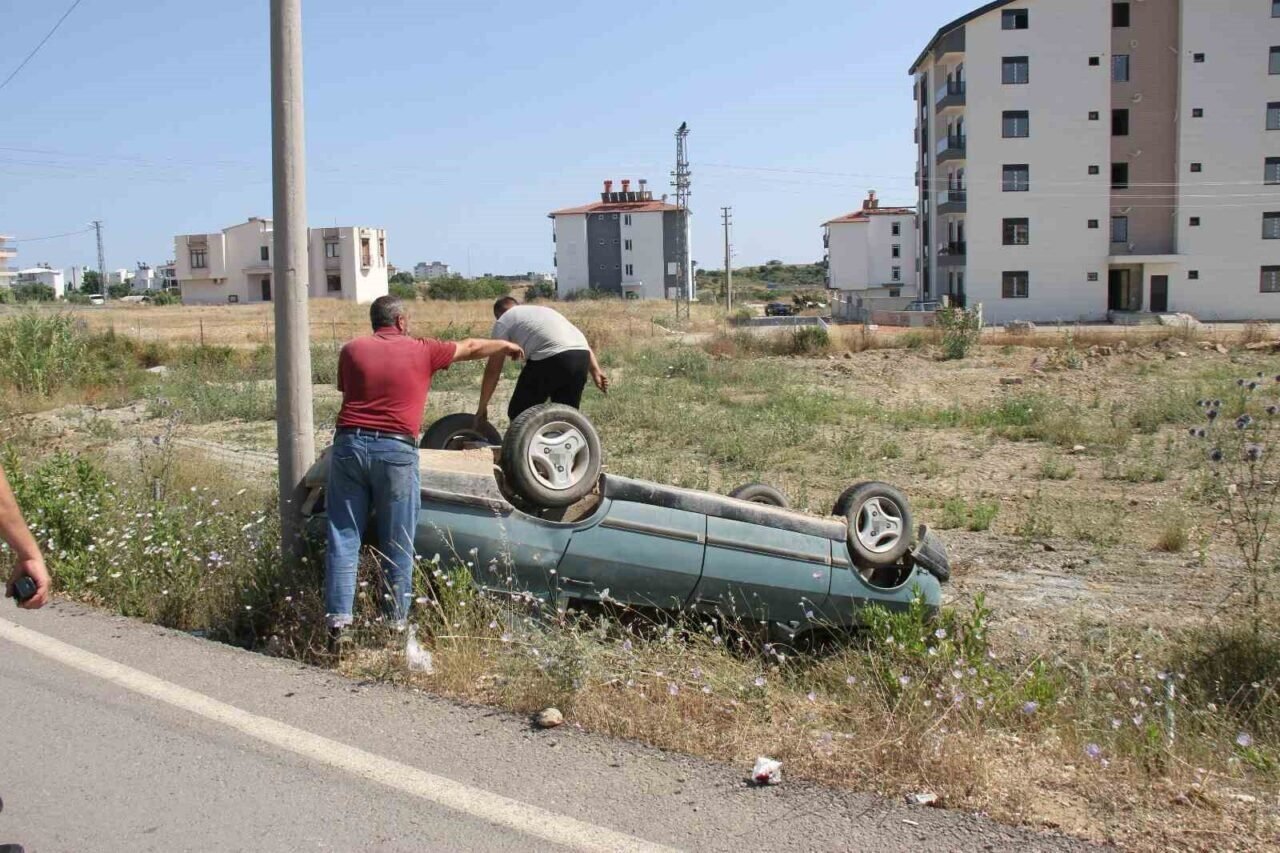 Serik’te otomobil şarampole yuvarlandı, sürücü ve 13 yaşındaki çocuğu yaralandı Serik’te otomobil şarampole yuvarlandı, sürücü ve 13 yaşındaki çocuğu yaralandı