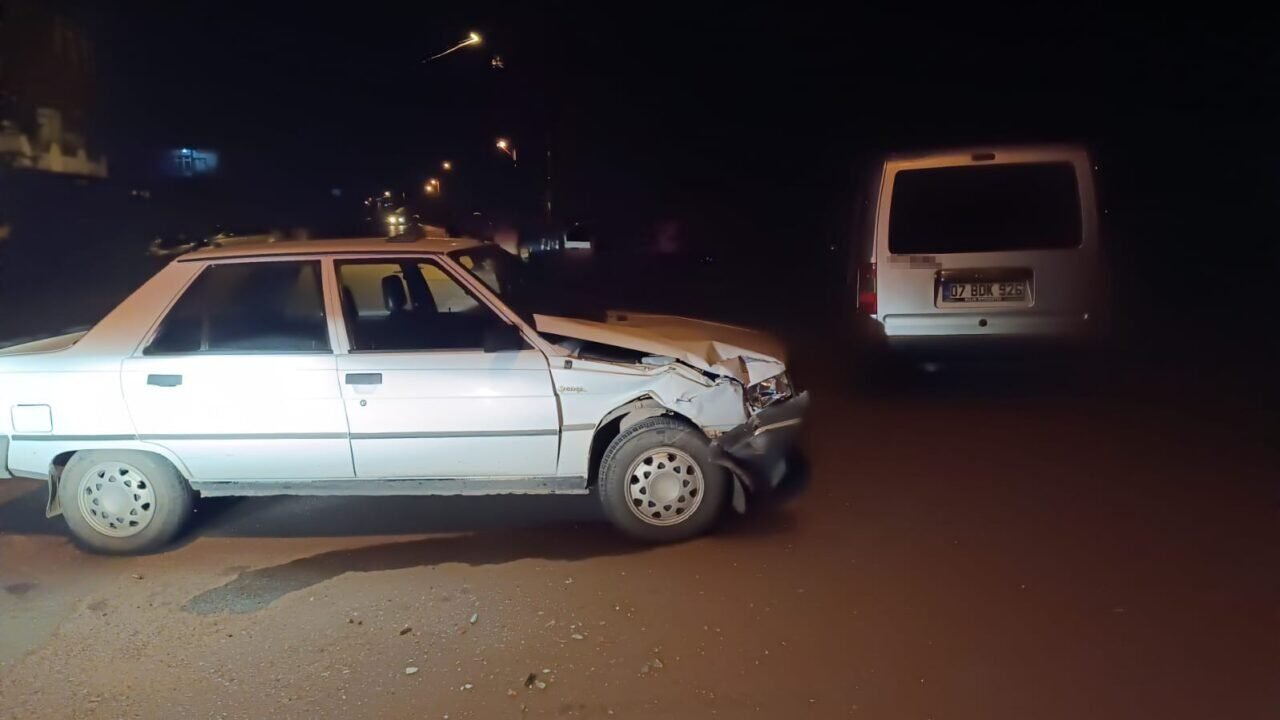 Serik’te ticari araç ile otomobil çarpıştı: 1 yaralı