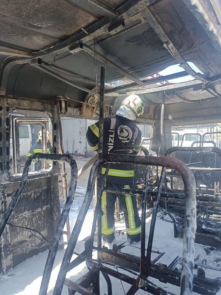 Seyir halindeki minibüs alev alev yandı