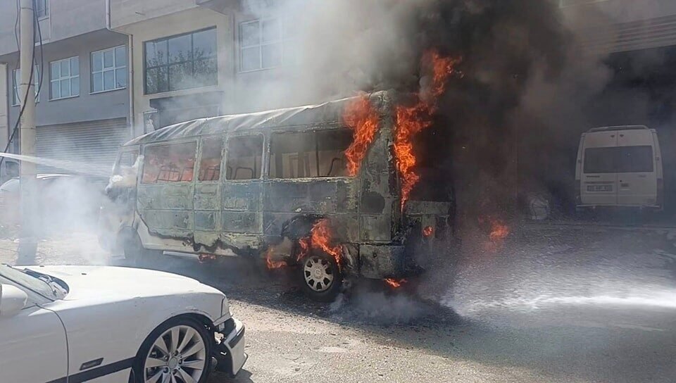 Denizli’nin Merkezefendi ilçesinde seyir halindeki minibüs alev alev yandı. İtfaiye