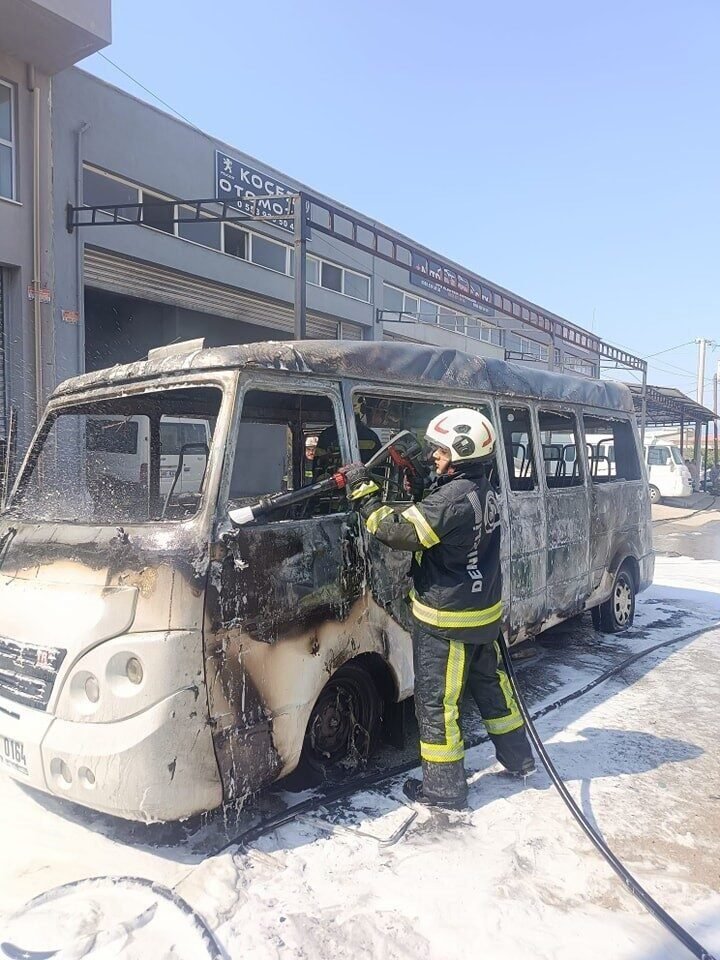 Seyir halindeki minibüs alev alev yandı