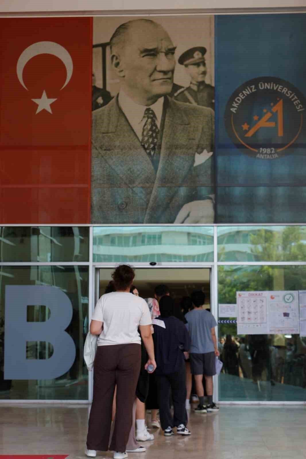 Sınava son saniyede yetişti, binaya velilerin alkışları eşliğinde girdi
