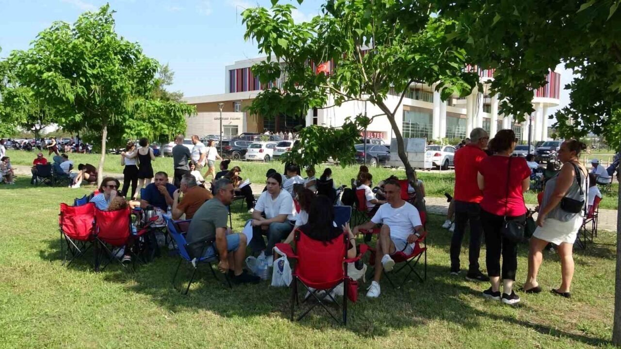 Sınava son saniyede yetişti, binaya velilerin alkışları eşliğinde girdi