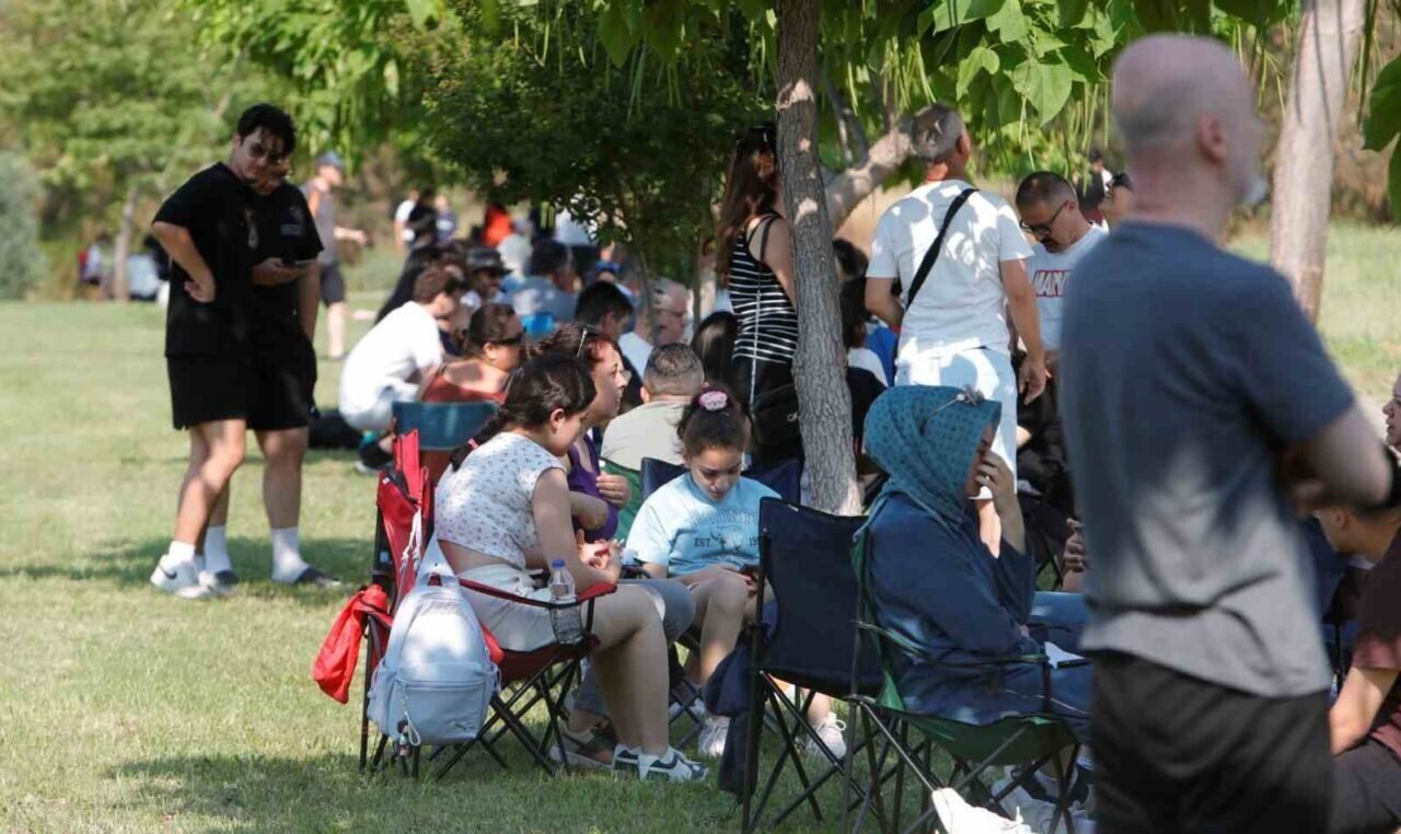 Sınava son saniyede yetişti, binaya velilerin alkışları eşliğinde girdi