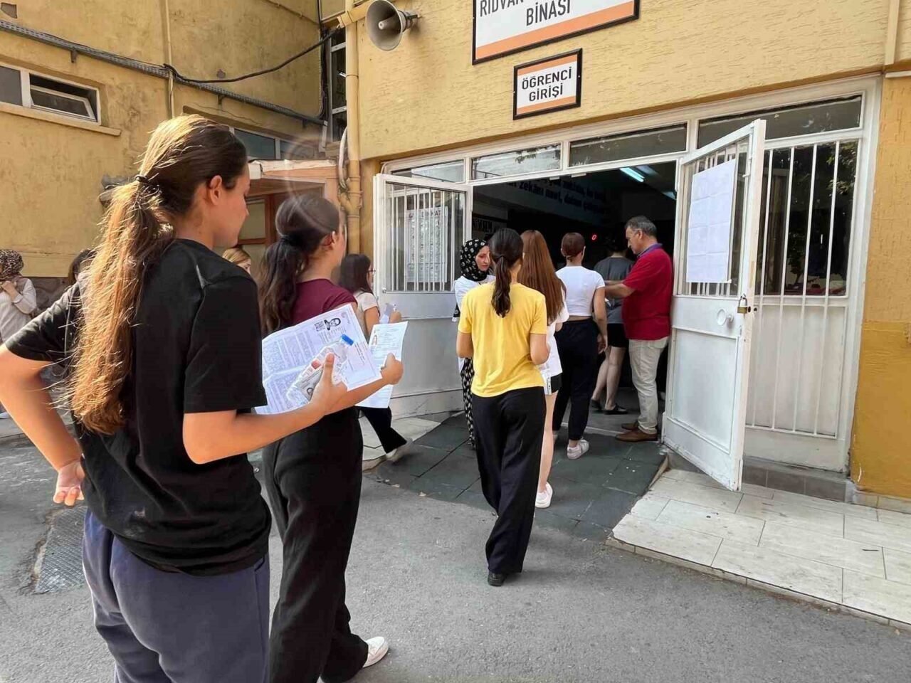 Sınava yine son anda yetiştiler