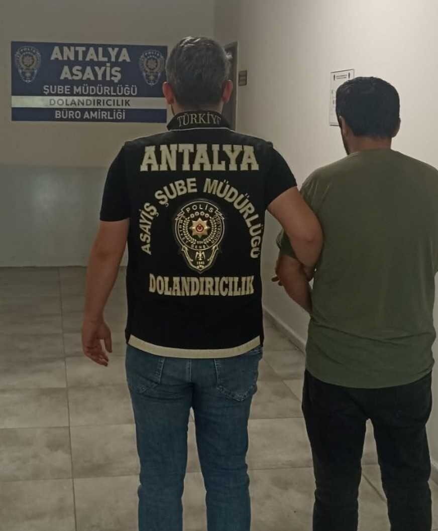 Sosyal medyadan ‘Kara kalem’ siparişiyle dolandırıcılık yapan şüpheli tutuklandı Sosyal medyadan ‘Kara kalem’ siparişiyle dolandırıcılık yapan şüpheli tutuklandı
