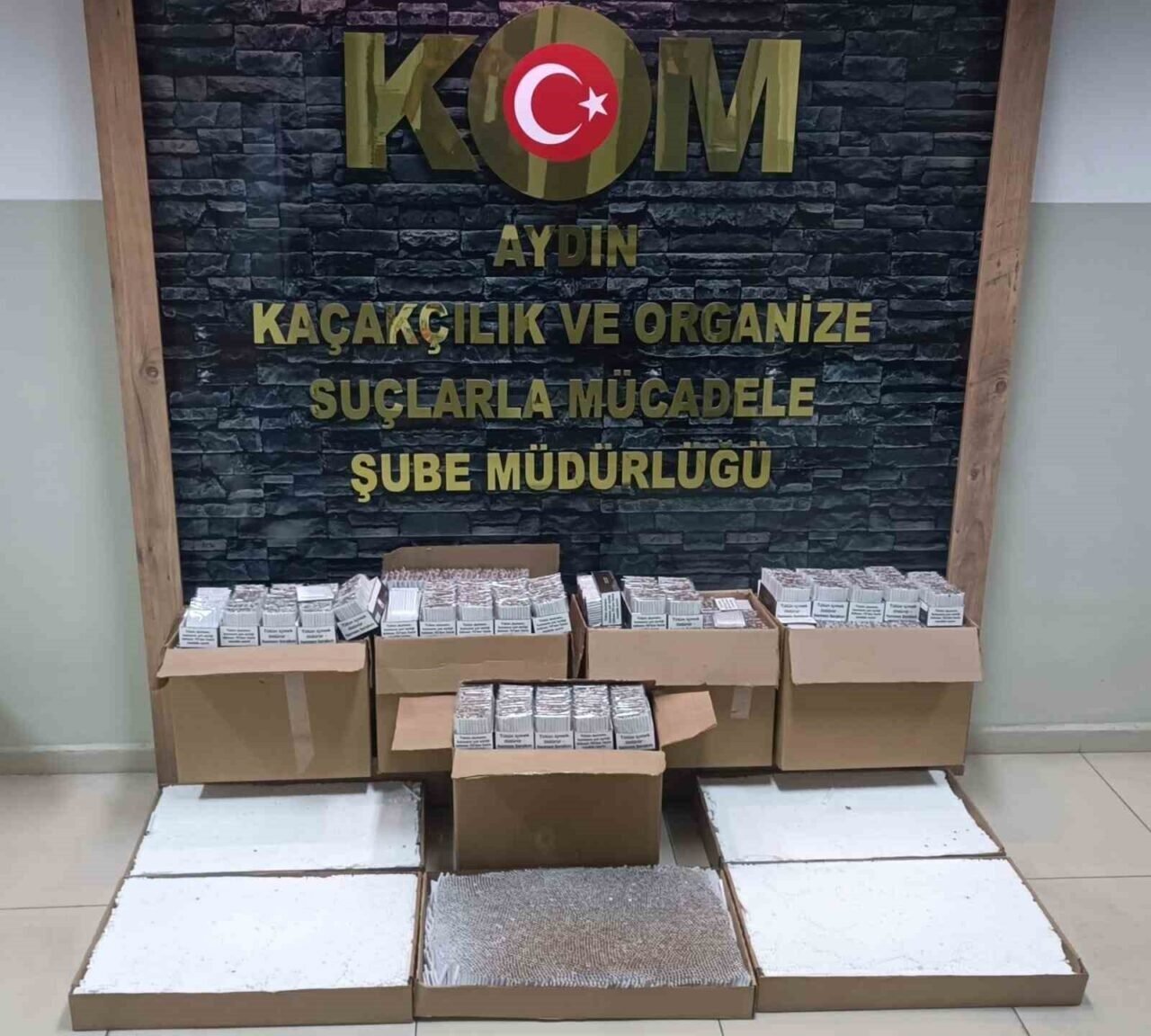 Şüphe üzerine durdurulan araçta, 77 bin adet makaron ele geçirildi Şüphe üzerine durdurulan araçta, 77 bin adet makaron ele geçirildi