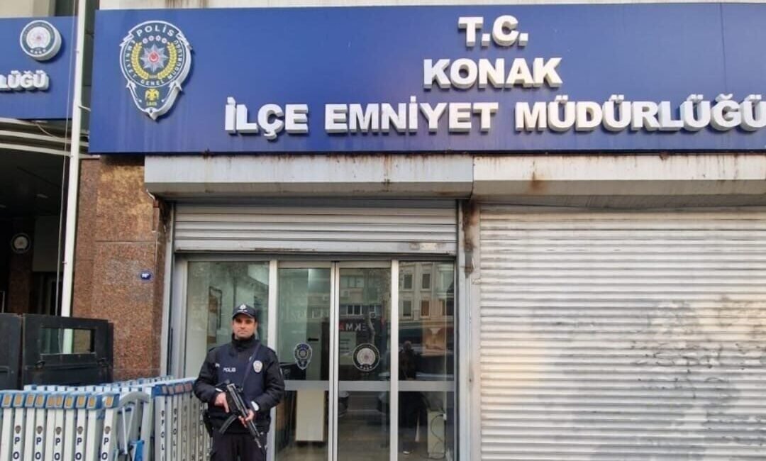 İzmir’in Konak ilçesinde polisin dikkati üzerine durdurulan bir kişi, hakkında