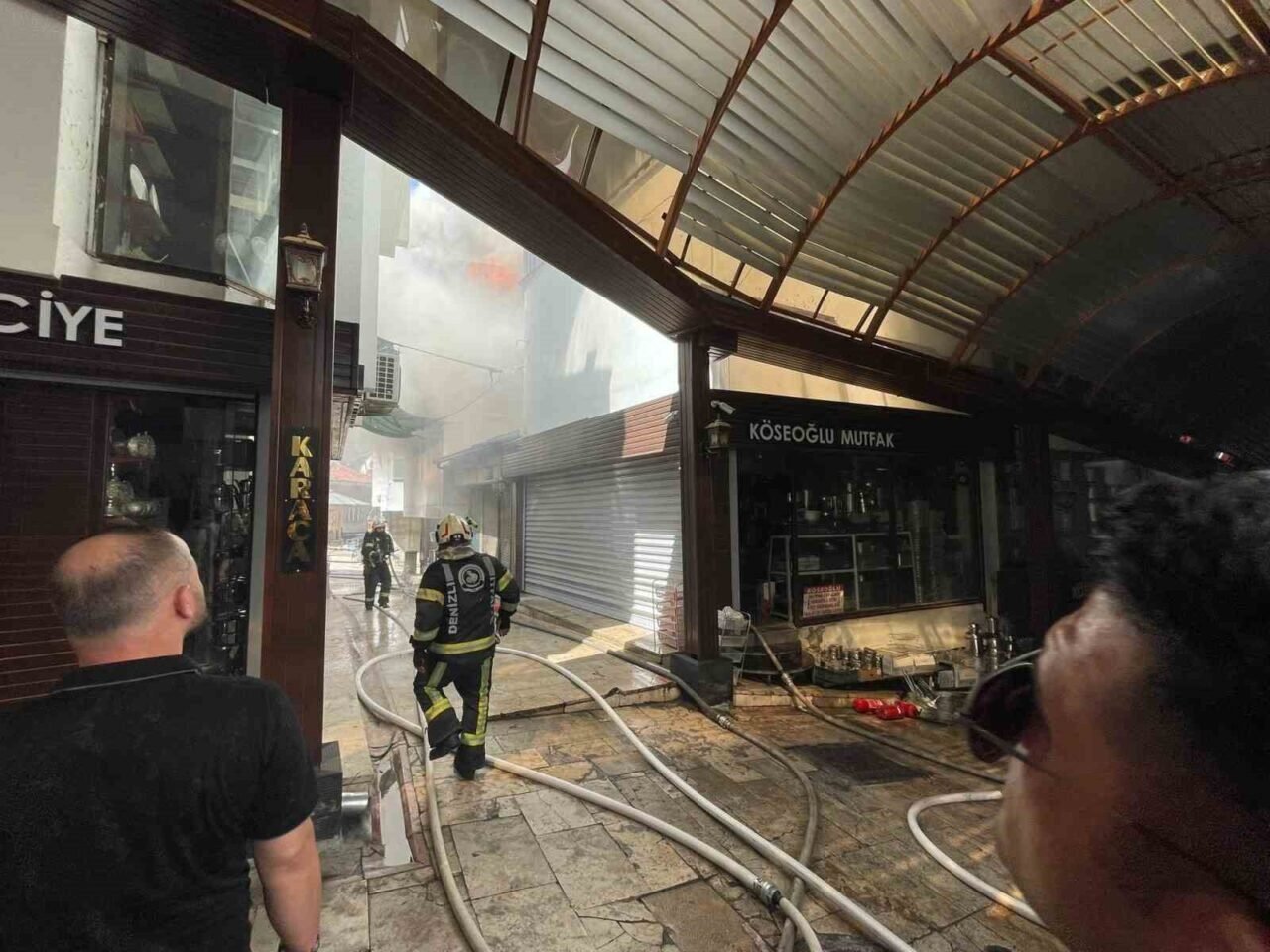 Tarihi çarşıda çıkan yangında zaman karşı mücadele veriliyor