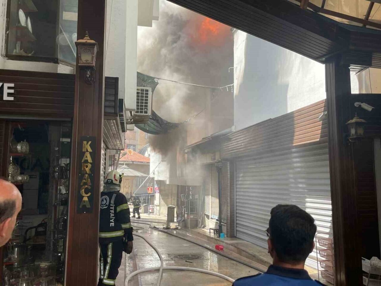 Tarihi çarşıda çıkan yangında zaman karşı mücadele veriliyor