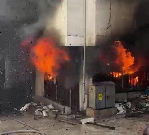 Denizli’de tarihi Kaleiçi Çarşısındaki 3 katlı zücaciyede başlayan yangında, oluşan