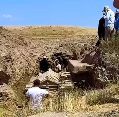 Denizli’nin Çivril ilçesinde tarlada yaptıkları kaçak kazı sonucu binlerce yıllık
